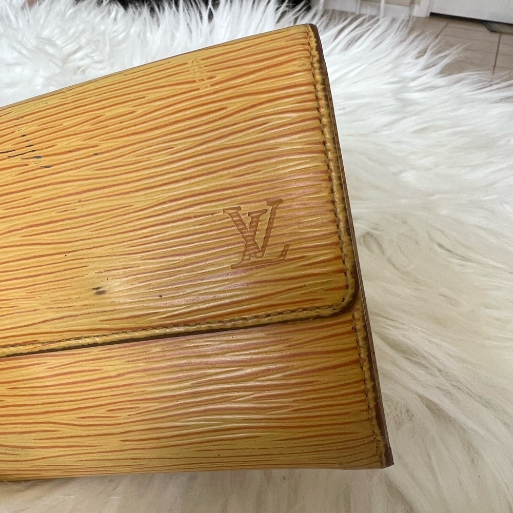 Louis Vuitton Yellow Wallet - Picture 2 of 16
